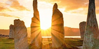 Sonne hinter Menhiren